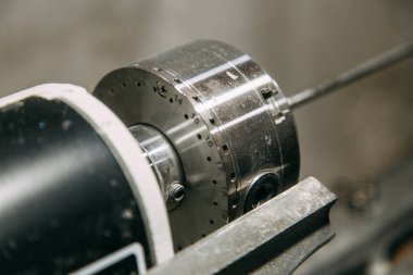 Makine parçaları işlemle, fiş ile. Ahşap işleme makineleri ile alışveriş.