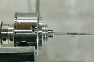 Makine parçaları işlemle, fiş ile. Ahşap işleme makineleri ile alışveriş.