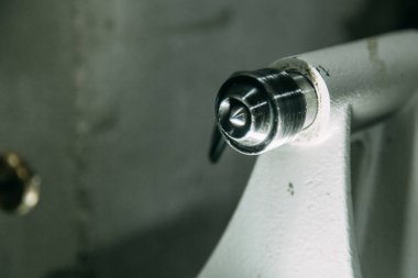 Makine parçaları işlemle, fiş ile. Ahşap işleme makineleri ile alışveriş.