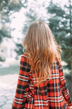 Kız seyahat blogger Park'ta yürüyordunuz. Doğa ve Georgia, Sighnaghi türleri.