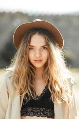 Kız seyahat blogger açık havada. Eski sermaye ve Jvari Manastırı, Georgia.