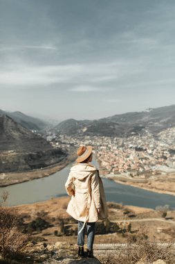 Kız seyahat blogger açık havada. Eski sermaye ve Jvari Manastırı, Georgia.