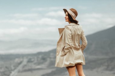 Güzel kız doğada seyahat. Doğa ve dağ Gürcistan'ın başkenti.