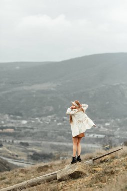 Güzel kız doğada seyahat. Doğa ve dağ Gürcistan'ın başkenti.