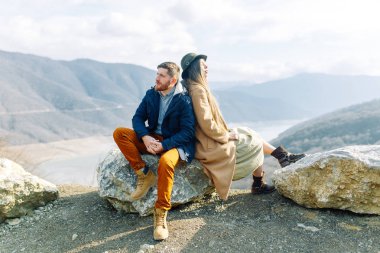 Güzel bir çift Georgia dağlarında seyahat eder. Bir göl ile doğada Lovestory.
