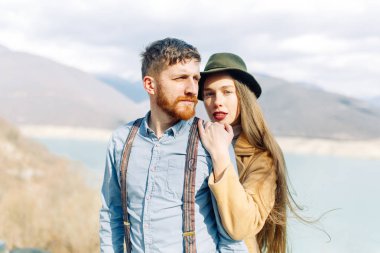 Güzel bir çift Georgia dağlarında seyahat eder. Bir göl ile doğada Lovestory.