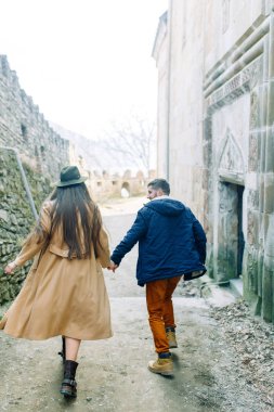 Güzel bir çift Georgia manzaraları için yayılıyor. Kale ile doğada aşk hikayesi.