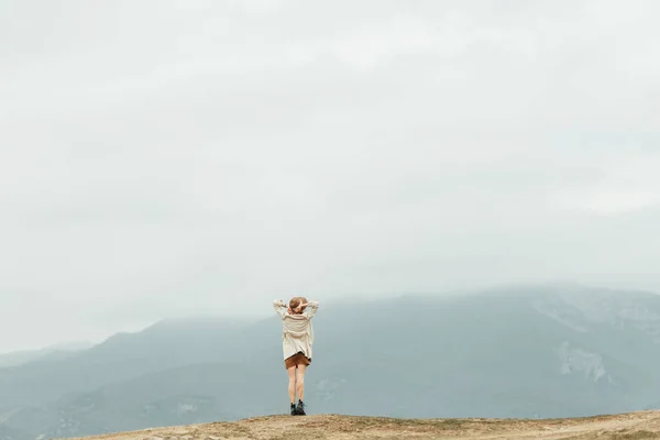 旅行自然の中の美しい少女 自然とグルジアの首都の山 — ストック写真