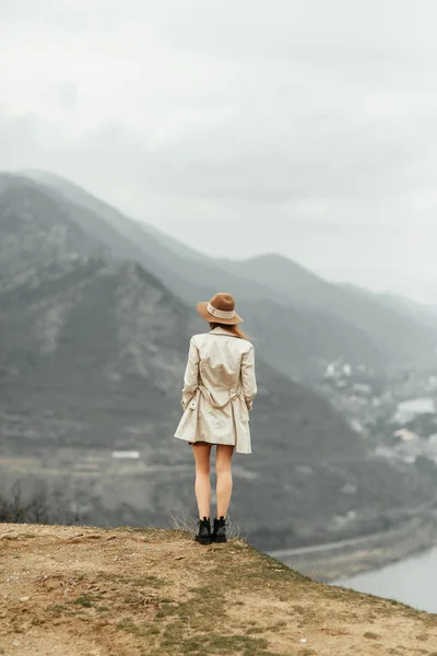 旅行自然の中の美しい少女 自然とグルジアの首都の山 — ストック写真