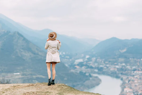 旅行自然の中の美しい少女 自然とグルジアの首都の山 — ストック写真