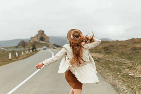 旅行自然の中の美しい少女 自然とグルジアの首都の山 — ストック写真