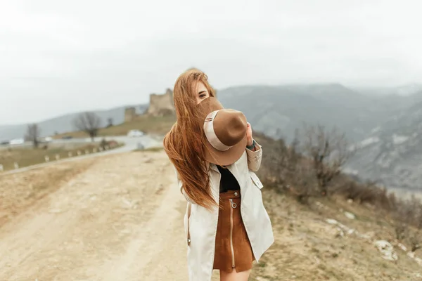 旅行自然の中の美しい少女 自然とグルジアの首都の山 — ストック写真