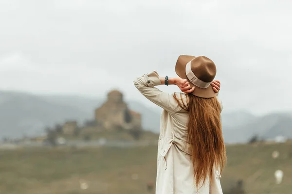 Bella Ragazza Natura Viaggio Natura Montagna Nella Capitale Della Georgia — Foto Stock