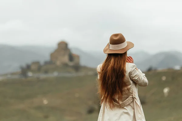 旅行自然の中の美しい少女 自然とグルジアの首都の山 — ストック写真