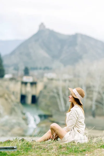 旅行自然の中の美しい少女 自然とグルジアの首都の山 — ストック写真