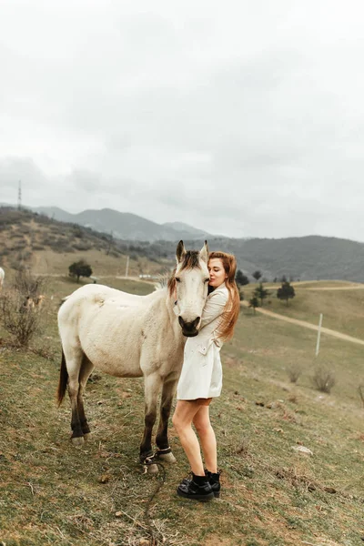 Menina Bonita Com Cavalo Natureza Viagens Capital Geórgia — Fotografia de Stock