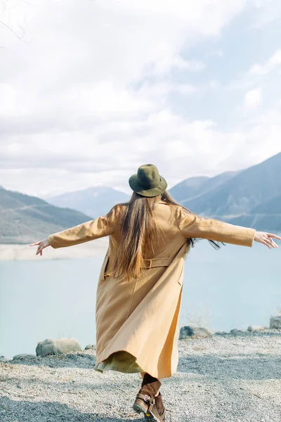 Bella Ragazza Viaggiatore Montagna Blogger Natura Montagne Vedute Della Georgia — Foto Stock