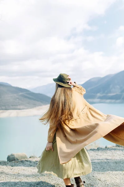 山の中の美しい少女旅行者 ジョージア州の景色のブロガー — ストック写真