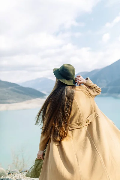 山の中の美しい少女旅行者 ジョージア州の景色のブロガー — ストック写真