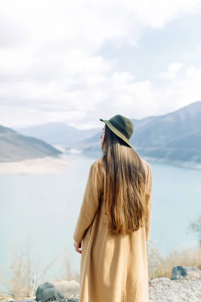 山の中の美しい少女旅行者 ジョージア州の景色のブロガー — ストック写真