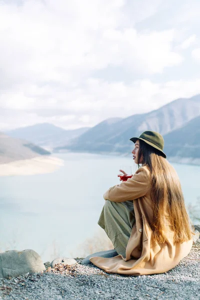 Bella Ragazza Viaggiatore Montagna Blogger Natura Montagne Vedute Della Georgia — Foto Stock