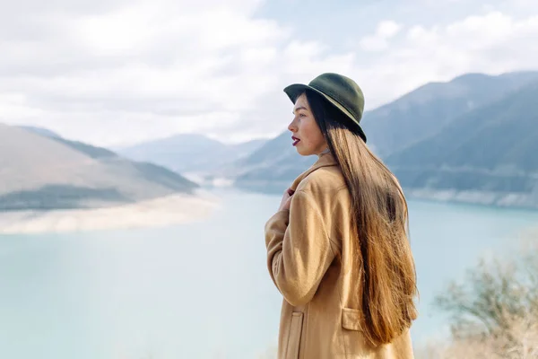 Bella Ragazza Viaggiatore Montagna Blogger Natura Montagne Vedute Della Georgia — Foto Stock