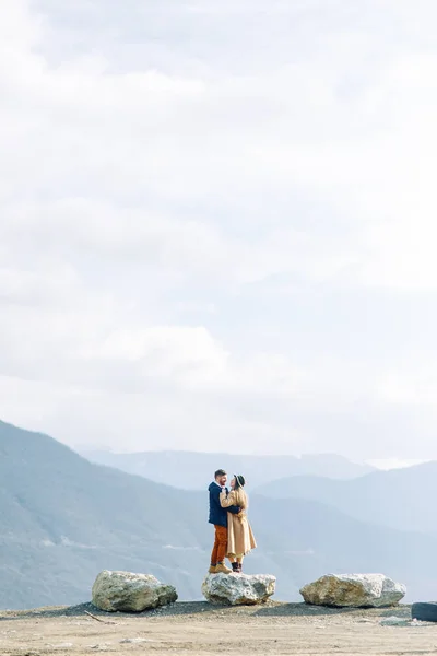 Una Hermosa Pareja Viaja Por Las Montañas Georgia Lovestory Naturaleza — Foto de Stock