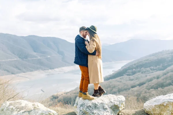 Una Hermosa Pareja Viaja Por Las Montañas Georgia Lovestory Naturaleza — Foto de Stock