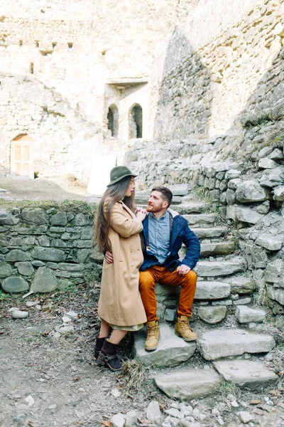 美しいカップルがジョージア州の観光スポットへ移動します 要塞と自然の中の愛の物語 — ストック写真