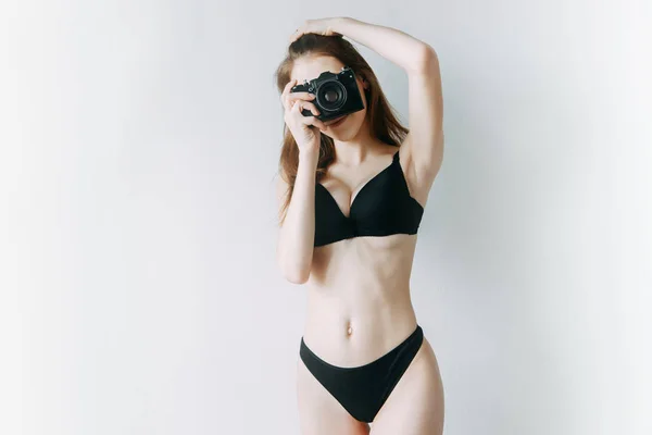 Menina Lingerie Com Uma Câmera Nas Mãos Blogueiro Capa Cartaz — Fotografia de Stock
