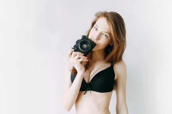 Κορίτσι Στο Εσωρούχων Μια Φωτογραφική Μηχανή Στα Χέρια Του Blogger — Φωτογραφία Αρχείου