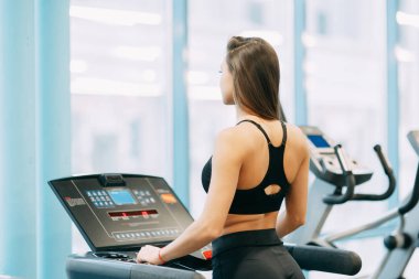 Spor salonunda güzel kız. Spor ve fitness, sağlıklı yaşam tarzı.