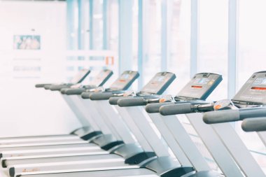 Dambıl ve barbell ile spor salonu. Koşu bandı, Marco hall çekim.