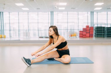 Spor salonunda güzel kız. Spor ve fitness, sağlıklı yaşam tarzı.