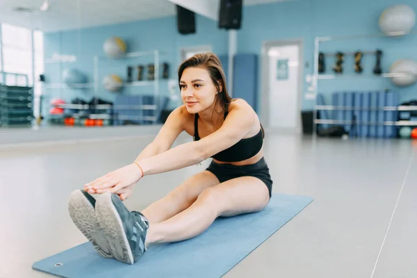 Spor Salonunda Güzel Kız Spor Fitness Sağlıklı Yaşam Tarzı — Stok fotoğraf