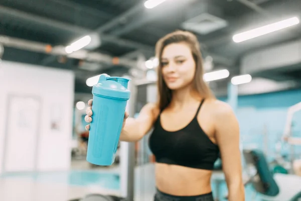 Spor salonunda güzel kız. Spor ve fitness, sağlıklı yaşam tarzı.
