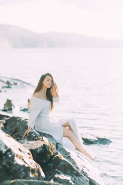 Gölde, ayakta ve gülümseyen boudoir elbiseli kız. Doğa, sabah gelin Rusya ile birlik. Güzel gözleri ve model görünümü