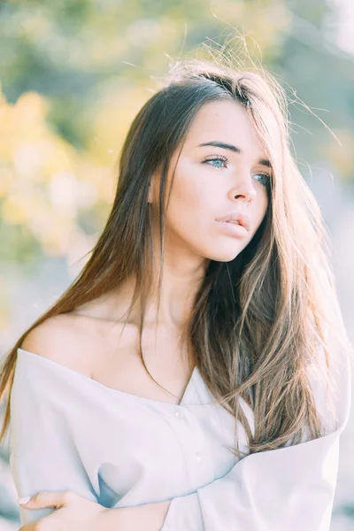 Chica Vestido Tocador Lago Pie Sonriendo Unidad Con Naturaleza Novia — Foto de Stock