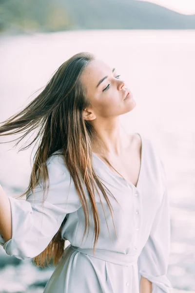 Menina Vestido Boudoir Lago Sorrindo Unidade Com Natureza Noiva Manhã — Fotografia de Stock