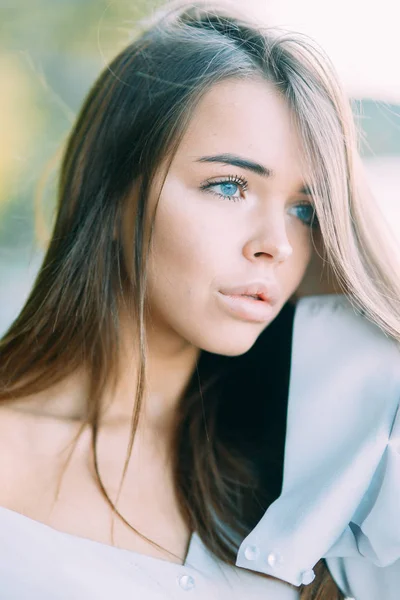 Chica Vestido Tocador Lago Pie Sonriendo Unidad Con Naturaleza Novia — Foto de Stock