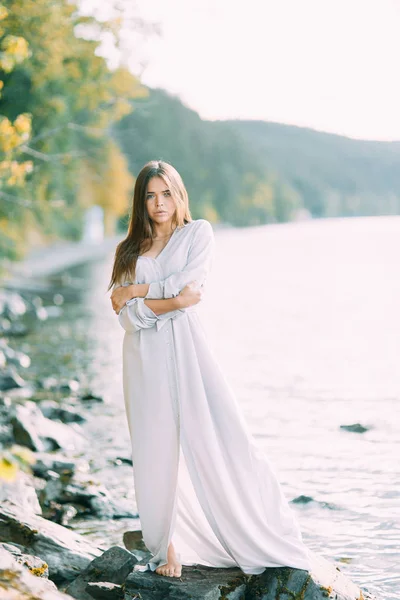 Chica Vestido Tocador Lago Pie Sonriendo Unidad Con Naturaleza Novia —  Fotos de Stock