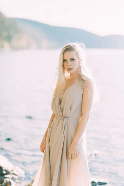 女孩在湖面上穿着闺房礼服 站着微笑着 与自然团结 俄罗斯的晨妇 美丽的眼睛和模型外观 — 图库照片