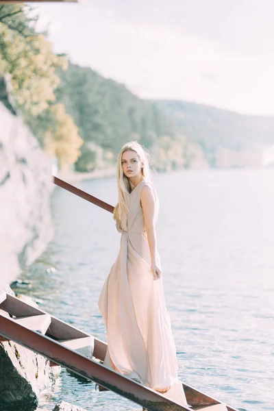 Dziewczyna Sukience Buduar Nad Jeziorem Stałego Uśmiecha Się Jedność Naturą — Zdjęcie stockowe