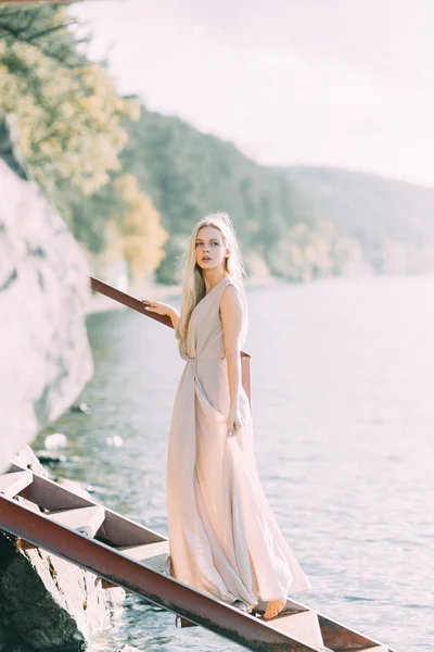 立っていると笑顔の私室のドレスの少女 ロシアの花嫁を朝 自然と統一 美しい目とモデル外観 — ストック写真