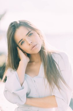 Gölde, ayakta ve gülümseyen boudoir elbiseli kız. Doğa, sabah gelin Rusya ile birlik. Güzel gözleri ve model görünümü