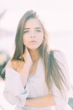 Gölde, ayakta ve gülümseyen boudoir elbiseli kız. Doğa, sabah gelin Rusya ile birlik. Güzel gözleri ve model görünümü