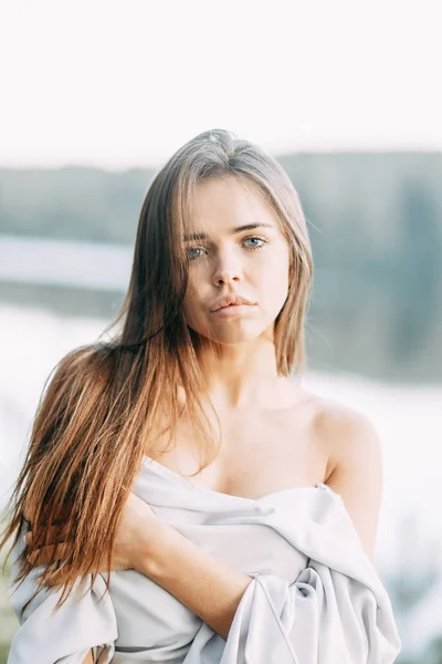 Menina Vestido Boudoir Uma Floresta Pinheiros Sobre Rochas Vestido Fino — Fotografia de Stock