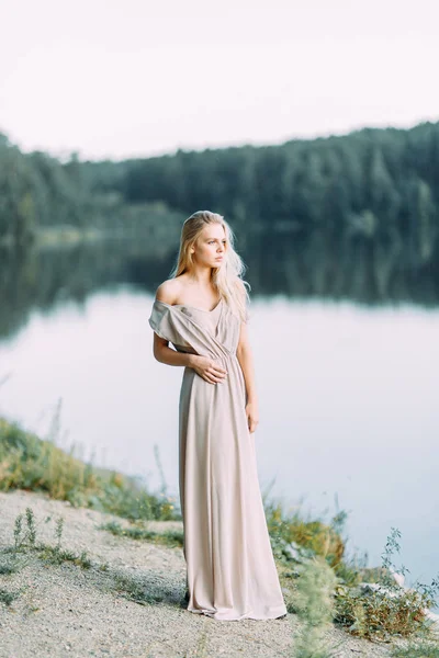 Chica Vestido Tocador Junto Lago Atardecer Los Honorarios Novia Naturaleza —  Fotos de Stock