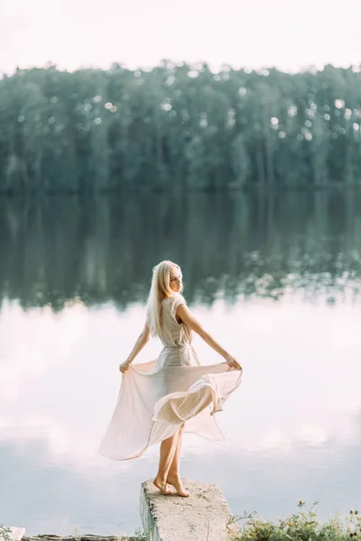 夕暮れ時の湖で私室のドレスの少女 手数料花嫁の自然 ロシアの女の子の長い髪の美しいモデル — ストック写真