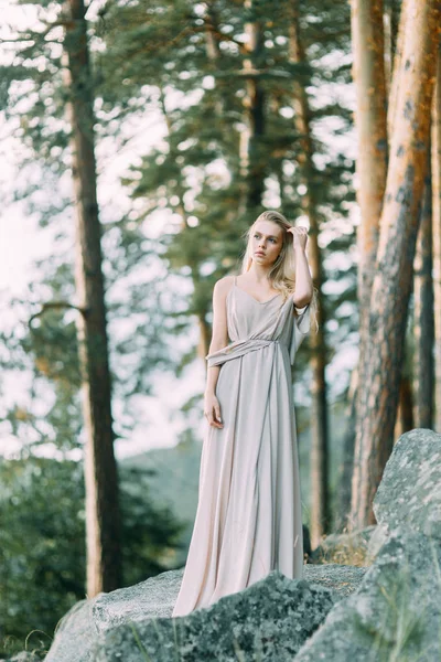 Chica Vestido Tocador Bosque Pinos Pie Sobre Las Rocas Con —  Fotos de Stock